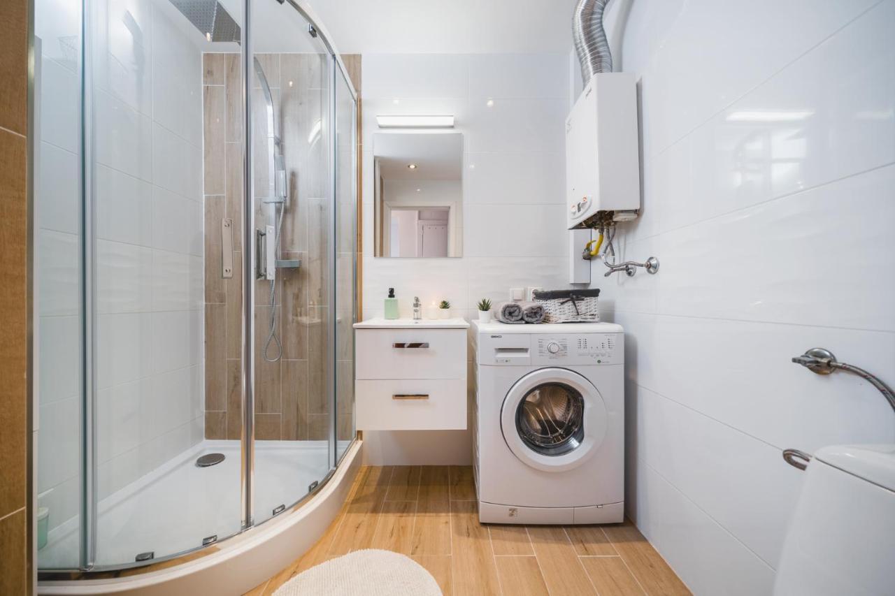 Sunshine Parkside Hideaway - 3 Bedroom - By Upstairs Krakow Ngoại thất bức ảnh
